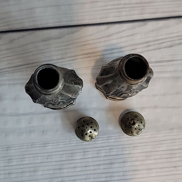 Vintage victorian style pedastal salt and pepper shakers - Picture 9 of 10